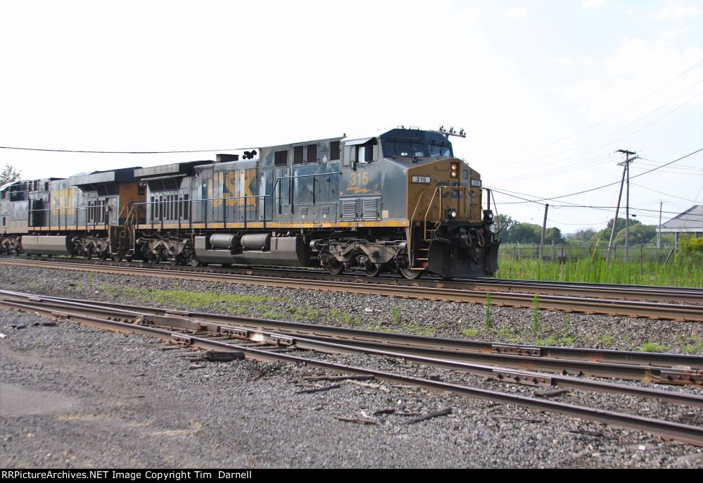 CSX 315 leads M626